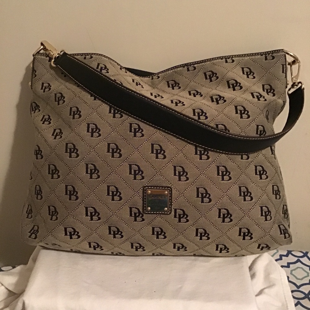 😻Dooney & Burke, super clean, see photos, new condition canvas shoulder bag